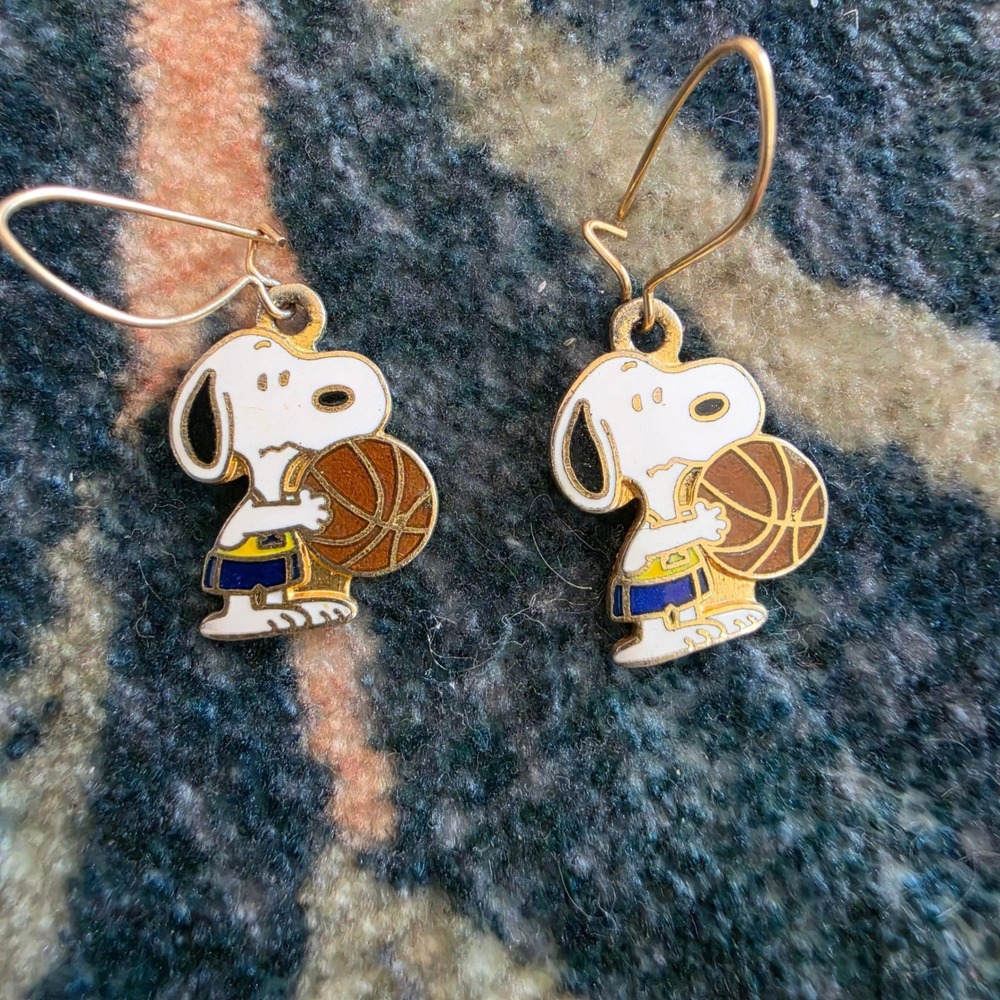 Vintage Snoopy Basketball Earrings Aviva Peanuts Enamel Gold Tone Drop Dangle